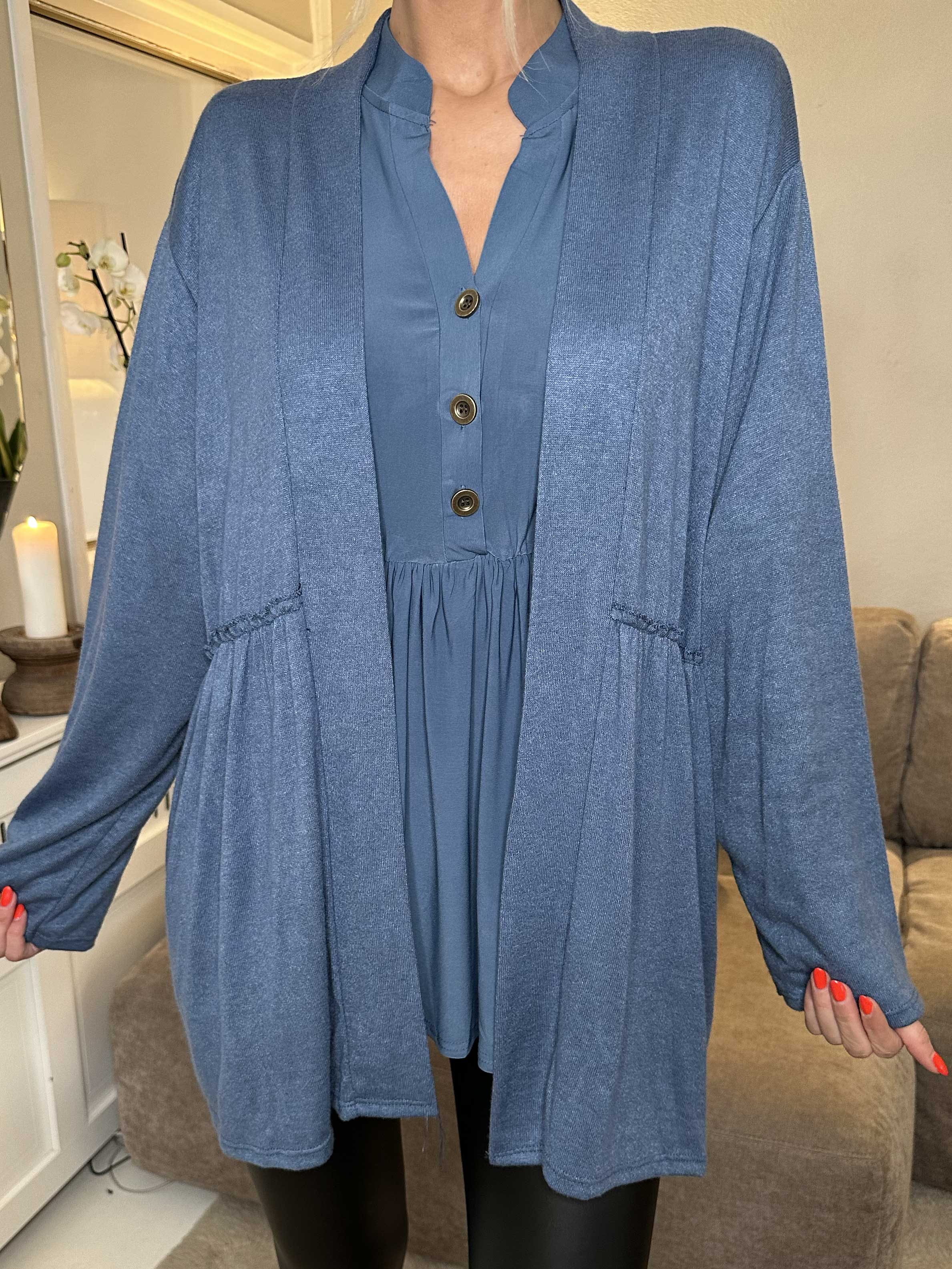 Lilja - Mjuk kofta med liten volangkant